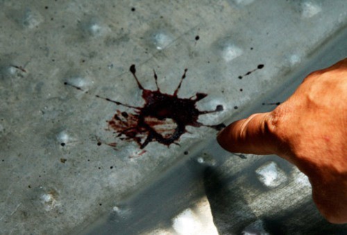 Vết máu của anh Đinh Hùng Hậu chảy xuống sàn xe buýt.